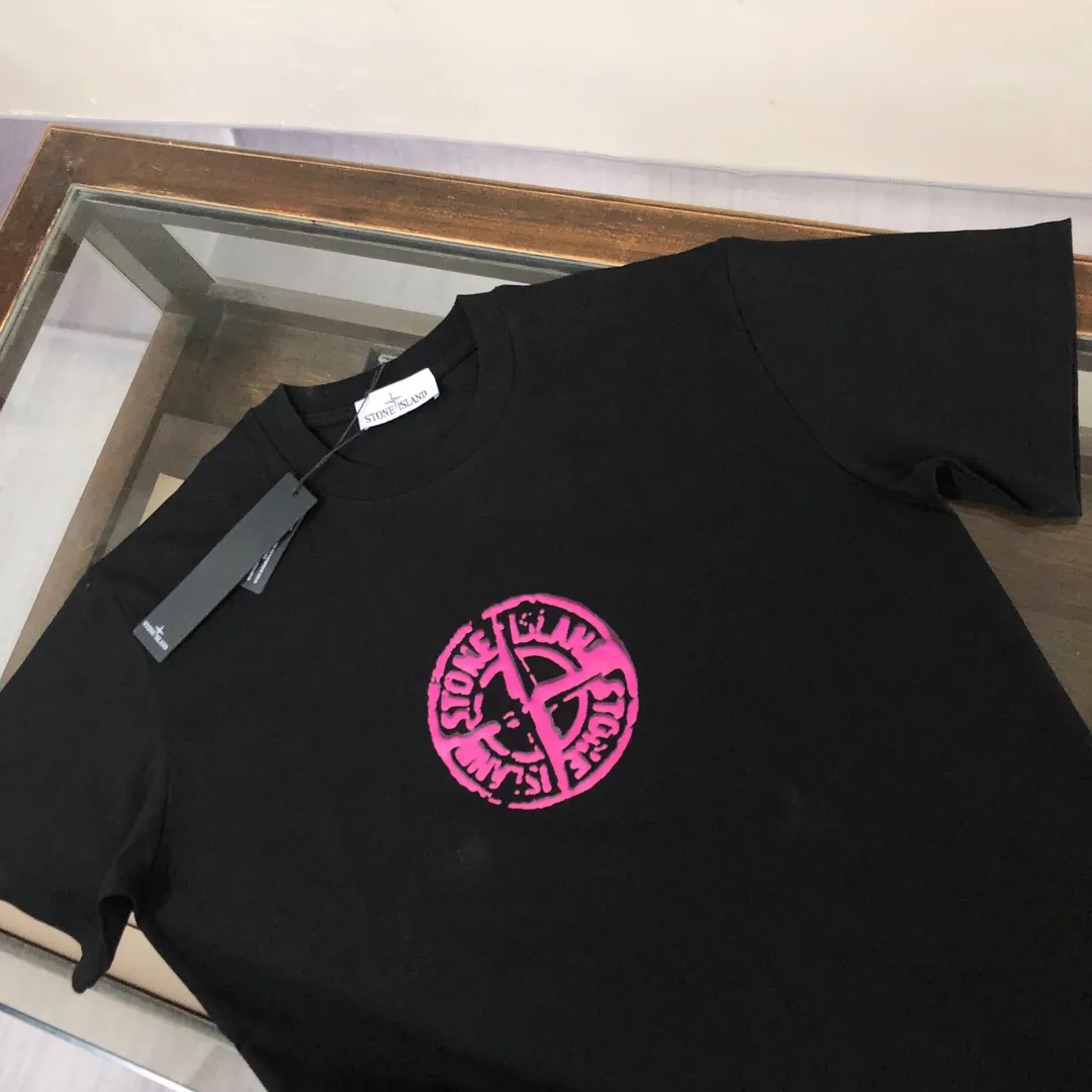 P180 Stone Island Stone Island 2025 latest T-shirt, couple style ~ Original order, stylish and casual short T-shirt, specially made of customized cotton fabric ~ Cotton T-shirt ~ Pre-washed to prevent deformation and shrinkage problem, more comfortable and breathable on the body ~ All available from stock ~ Unique design style, trendy must-have item, complete with three standards 👍 Color: black/white Size: S M L XL (larger version, please indicate your height and weight when placing an order)